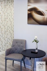 krzesło oraz stolik