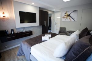 lóżko małżeńskie oraz telewizor