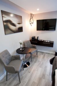 stolik oraz dwa krzesła